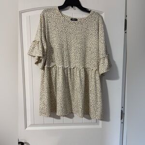 HEIMISH USA Cream and Gray Spot Print Top in Size 2X